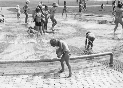 502986 Afbeelding van spelende kinderen in het pierenbad op de speelplaats aan de Hanoidreef te Utrecht.